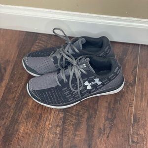 Under Armour black and gray tennis. Size 6Y. Fits like a women 7.5